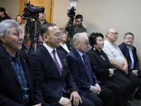 В Якутске открылась выставка в честь 75-летия Александра Иванова