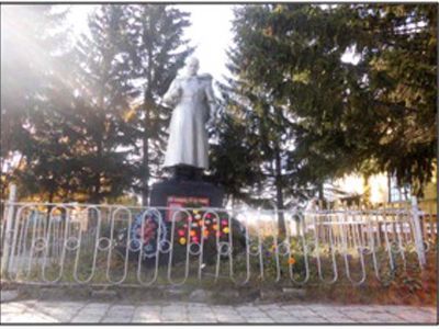 Братская могила 17 советских воинов, погибших в 1943 г. в боях с немецко-фашистскими захватчиками при освобождении села