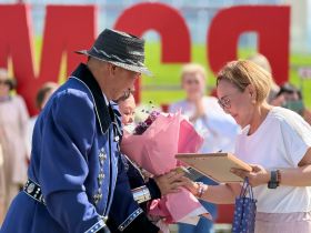 Большой семейный вальс станцевали на площади Республики в Якутске