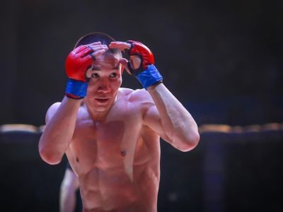Глава Якутии оказал материальную помощь бойцу UFC Григорию Попову