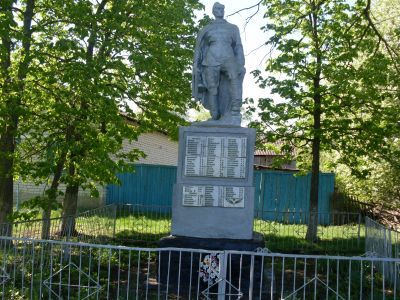Братская могила воинов Советской Армии, погибших в период Великой Отечественной войны. Захоронено и установлено фамилий на 59 человек. Скульптура установлена в 1960 году