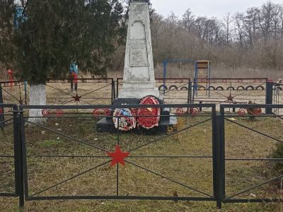 Братcкая могила. Похоронено 8 человек. Фамилии установлены. Памятник типовой