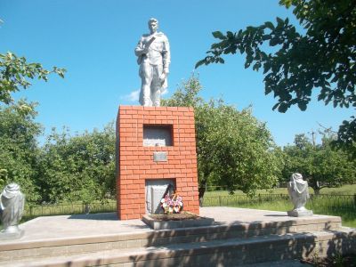 Братская могила советских воинов. Похоронено 113 человек. Скульптура воина