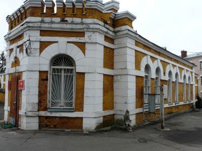 Здание, где в Опытной части ружейного полигона Ораниенбаумской офицерской стрелковой школы в 1905-1916 гг. создавались первые в России образцы автоматических винтовок, в работе над которыми принимали участие Дегтярев Василий Алексеевич, Токарев Федор Васи