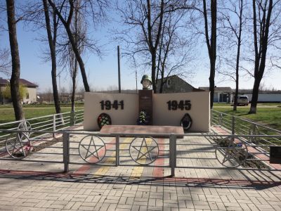 Братская могила бойцов 4-го гвардейского Кубанского казачьего корпуса