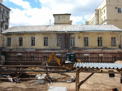 Боковой флигель и закругленные стены с балюстрадой