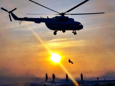 Спасатели Якутии отработали навыки по десантированию с вертолета