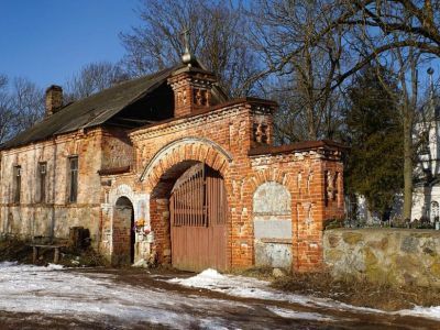 Архитектурный комплекс церкви Рождества Иоанна Предтечи (на кладбище): Церковь Рождества Иоанна Предтечи, Дом причта, Святые ворота с каменной оградой