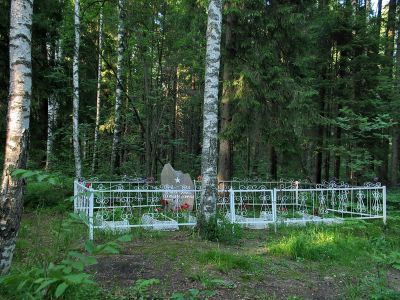 Братское захоронение советских воинов, погибших в 1941-44 гг.