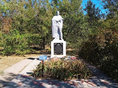 Братская могила советских воинов, погибших в период Сталинградской битвы