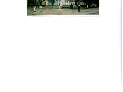 Угловой многоквартирный дом с поликлиникой