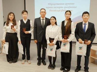 Школьникам Якутска вручили паспорта на встрече в честь первого президента Михаила Николаева