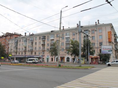 Дом жилой с магазинами