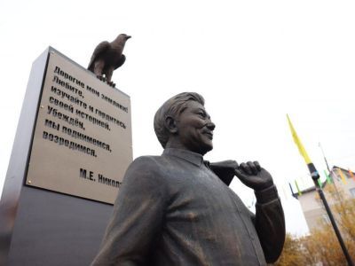 Памятник Михаилу Николаеву открыли в Хангаласском районе