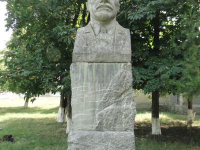 Бюст В.И.Ленина