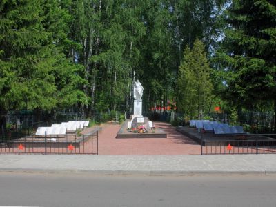 Братское кладбище советских воинов, погибших в 1941-44 гг.