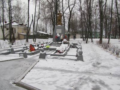 Братская могила Героя Советского Союза подполковника В.П. Винокурова и четырех партизан, погибших при освобождении района от немецко-фашистских захватчиков в 1943 г. Установлена скульптура