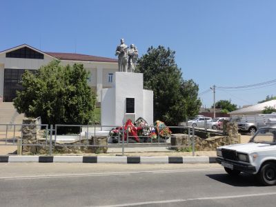 Братская могила советских моряков-десантников и жителей села, погибших и казненных фашистскими захватчиками