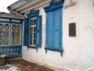 Памятник-здание, здесь в 20-е годы заседал штаб партизанских отрядов Приморья