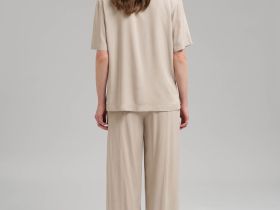 Свободная блузка с v-вырезом и воротником