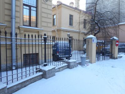 Ограда по линии улицы