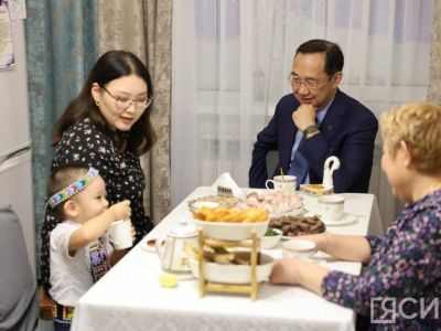 Глава Якутии в Саскылахе навестил семью участника СВО