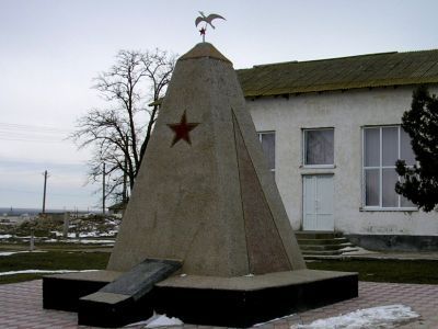 Памятный знак в честь воинов-односельчан, погибших в годы Великой Отечественной войны
