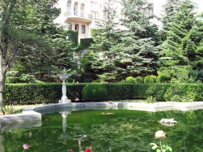 Ваза мраморная у бассейна в юго-западной части парка