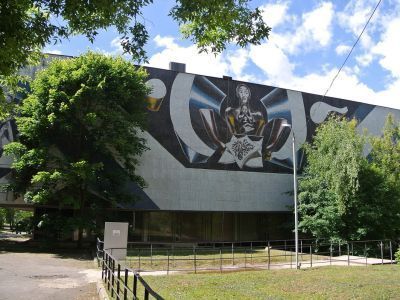 Мозаичное панно на фасаде библиотечного корпуса 2-го Медицинского института (2-го МОЛГМИ) "Исцеление человека"