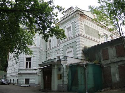 Главный дом. Здесь в 1840-1849 гг. жил и работал драматург А.Н.Островский. В конце 1840-х гг. в этом доме у А.Н.Островского бывал актер П.М.Садовский