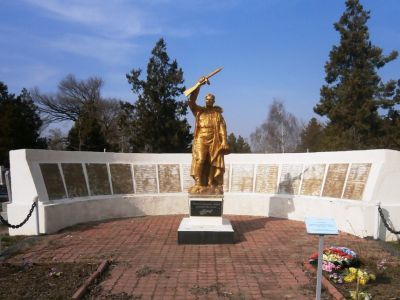 Братская могила 168 советских воинов, погибших в боях с фашистскими захватчиками