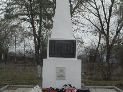 Братская могила воинов, погибших в боях с фашистскими захватчиками