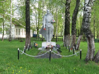 Братская могила 12 советских воинов, погибших в 1943 г. в боях с немецко-фашистскими захватчиками