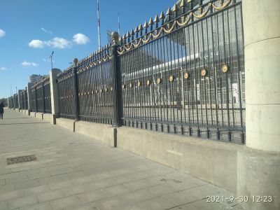 Ограда металлическая с кирпичными столбами