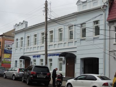 Жилой дом с торговыми лавками