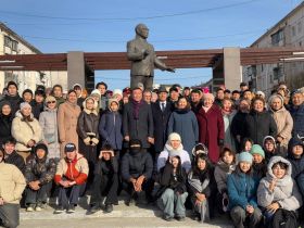 В Якутске почтили память народного учителя Михаила Алексеева