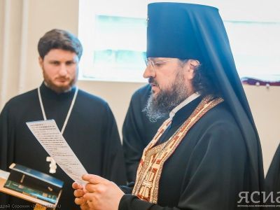 Владыка Роман освятил молельные комнаты Якутского онкодиспансера