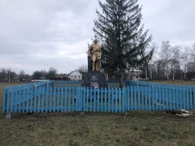 Могила летчика, мл. лейтенанта Колоскова Ильи Трофимовича, погибшего в воздушном бою в июле 1943 года. Скульптура установлена в 1965 году