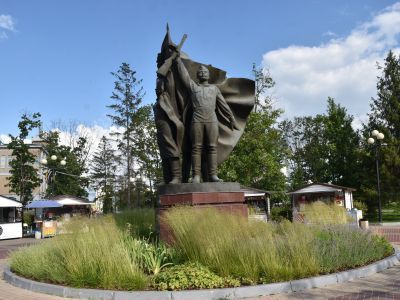 Скульптурная композиция  «Победа». Медь, гранит. Скульптор В.А. Чухаркин, архитектор С.С. Михалев