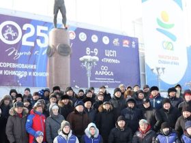 В Якутске общественность возложила цветы к памятнику Роману Дмитриеву