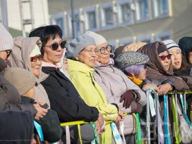 В Якутске на площади Республики открыли большой театральный сезон