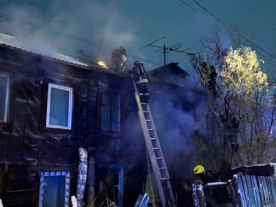 12 человек спасли ночью из горящего дома в Якутске