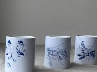 Свеча в керамическом стакане с авторским рисунком "Девочки и голуби", аромат Янтарь и слива