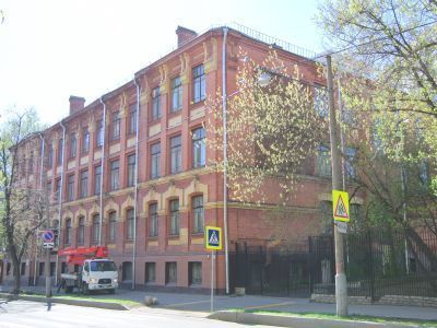 3-е Сокольническое училище имени А.С.Пушкина, 1909-1910 гг., архитектор В.Н.Основский. Здесь в 1915-1921 гг. учился летчик Герой Советского Союза Н.Ф.Гастелло. В 1941 г. в этом здании был сформирован Коммунистический батальон Сокольнического района 3-ей М