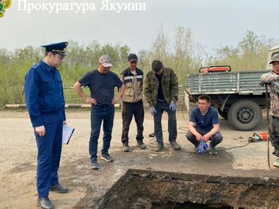 Провал образовался на мосту в Нюрбе. Движение перекрыто