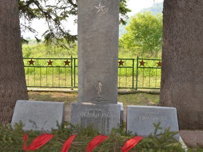 Братская могила пограничников, 1945 г., младшего лейтенанта Абдулхаликова К.А., младшего сержанта Федько И.С., ефрейтора Салькова А.И.