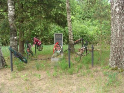 Братская могила 45 жителей деревни, заживо сожженных в 1942 г. гитлеровцами за связь с партизанами. Деревня сожжена. Установлен памятный знак