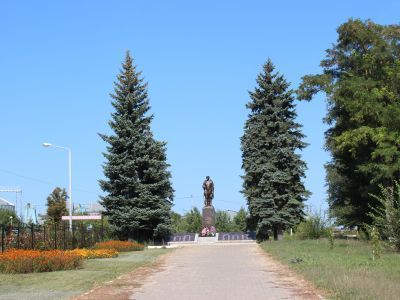 Братская могила советских воинов, погибших в боях с фашистскими захватчиками