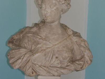 Бюст "Девушка с жемчужной нитью"