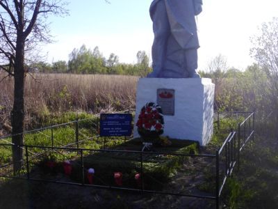 Братская могила с захоронением воинов, погибших в период Великой Отечественной войны 1941-1945 гг.